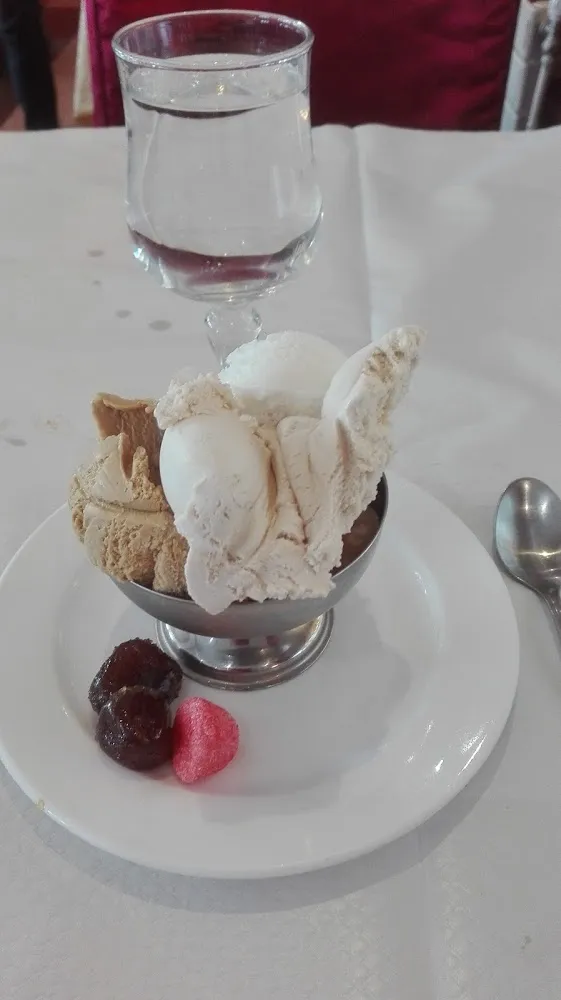 Glace Vanille Et Café Avec Bonbons